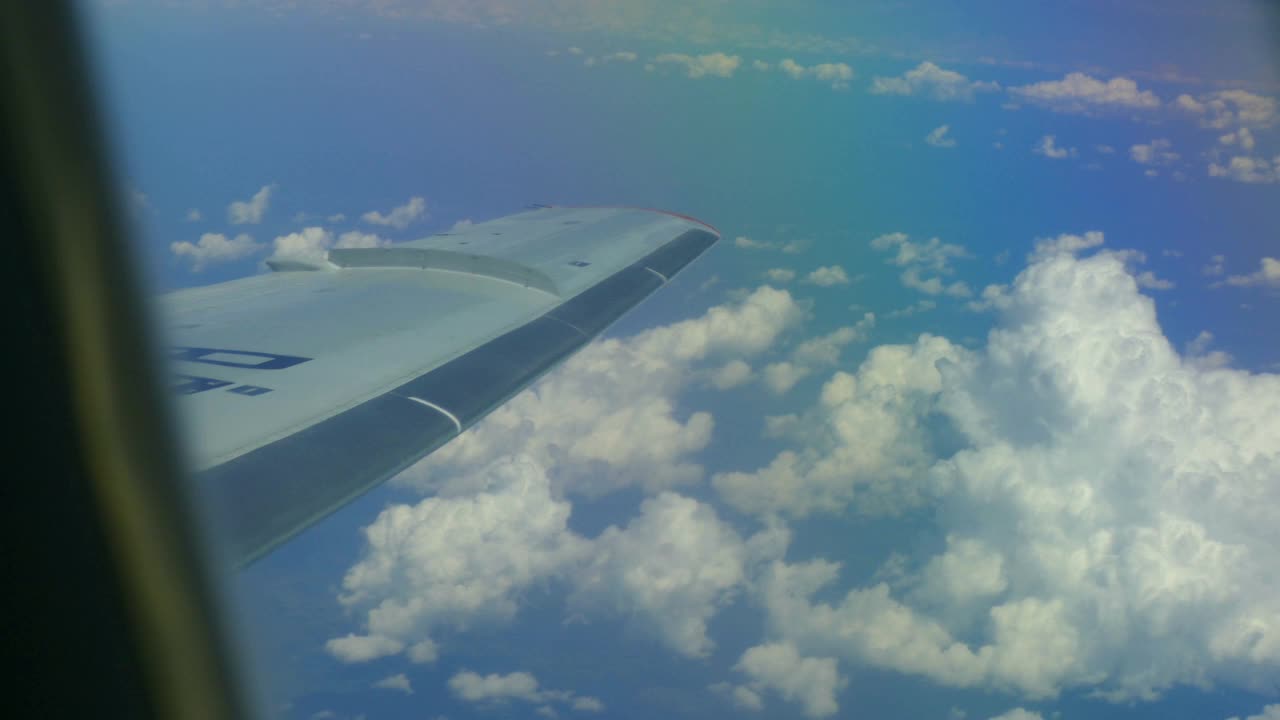 飞机机翼和云-透过飞机窗口的看法视频素材