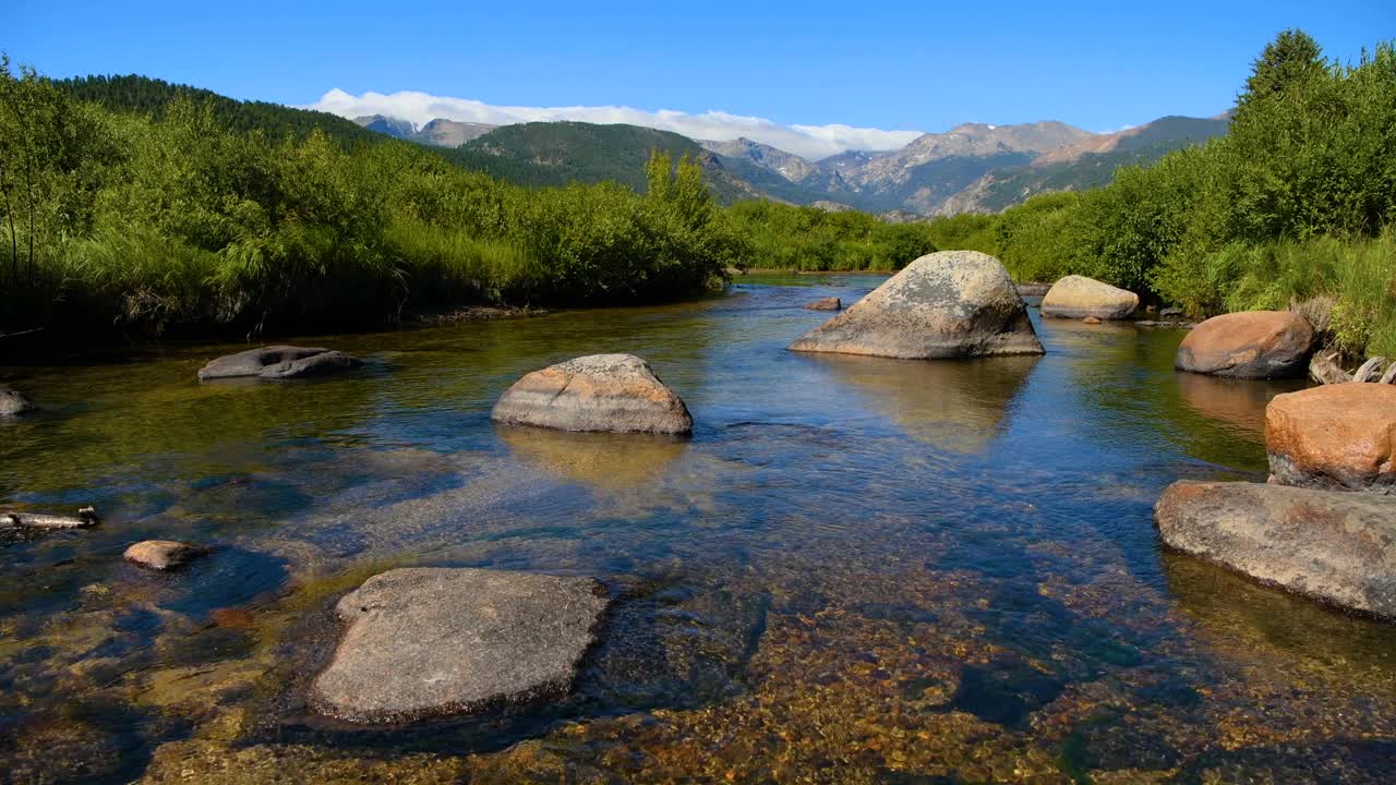 大汤普森河——美国科罗拉多州落基山国家公园的冰碛公园里，夏日的蓝天倒映在清澈平静的大汤普森河上。视频下载