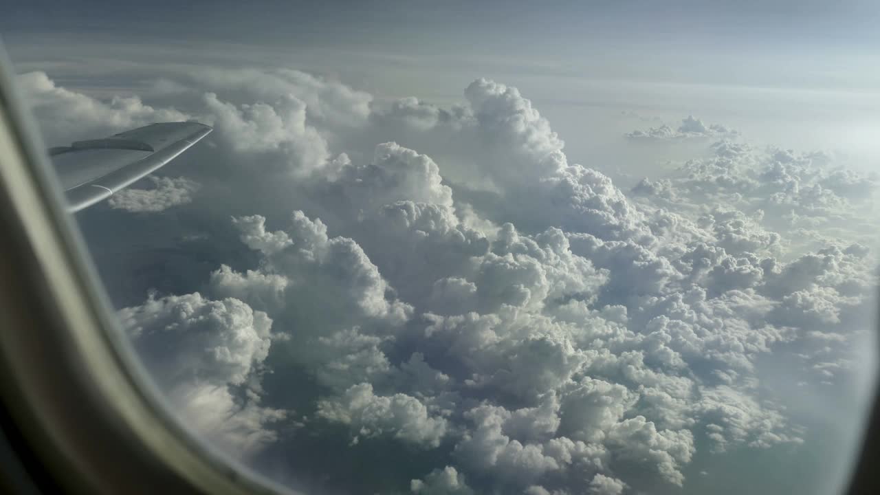 宏伟的云-透过飞机窗口观看视频素材