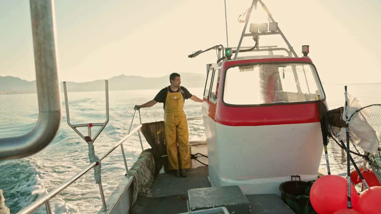 渔民在地中海驾驶的偷拍照片视频下载