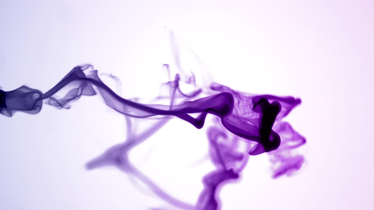 孤立的紫色紫罗兰墨水云在白色背景框架上的微距慢动作垂直视频视频素材