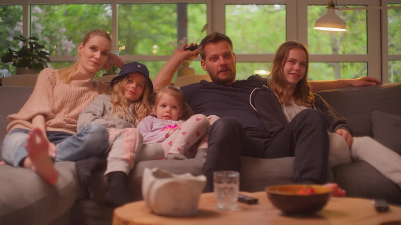 在家看电视。一家人和三个女儿在一起视频下载