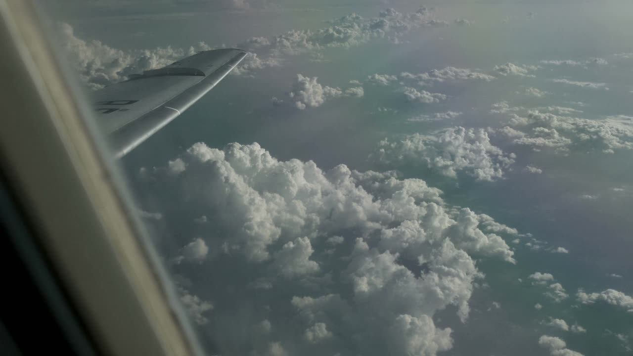 在云层之上旅行——透过飞机窗口观看视频素材