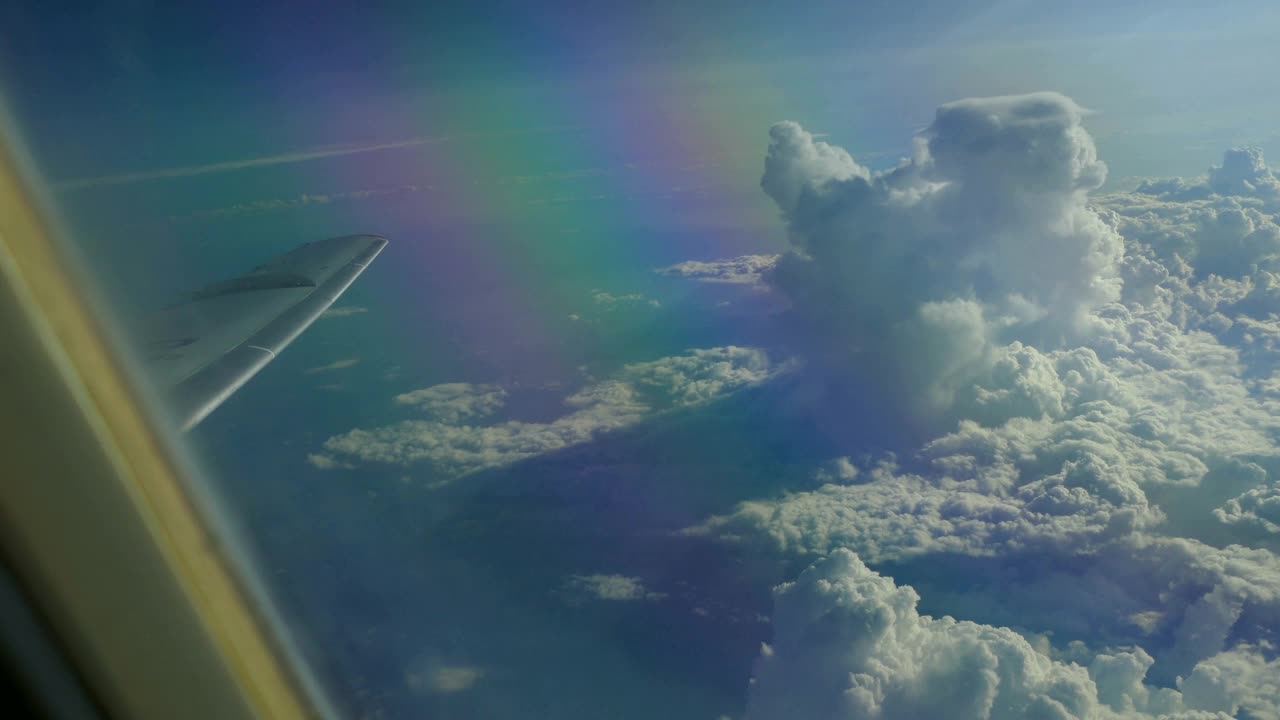 在云层之上，透过飞机窗口观看视频素材
