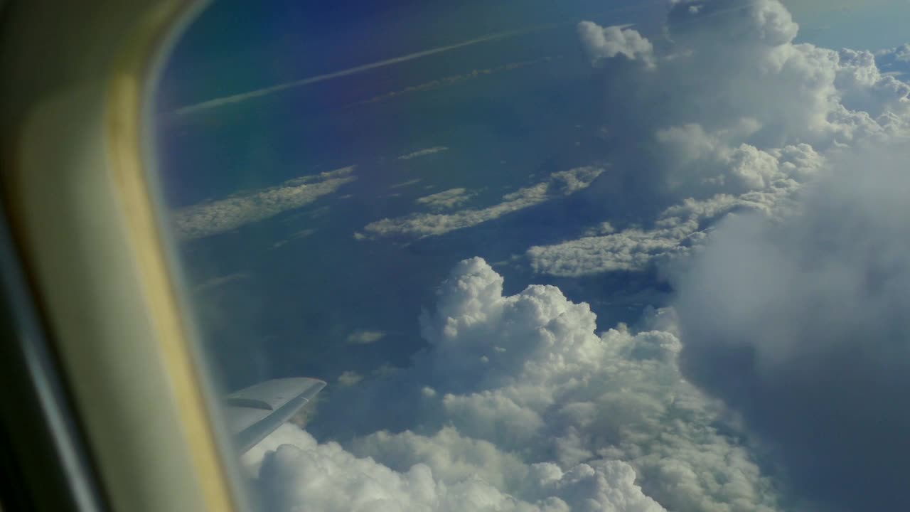 海浪从云-透过飞机窗口观看视频素材