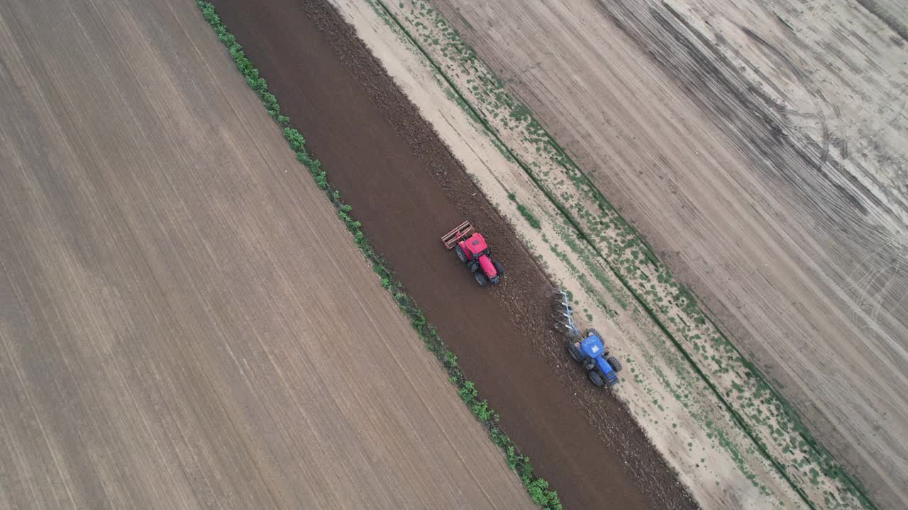 农用拖拉机犁地鸟瞰图视频素材