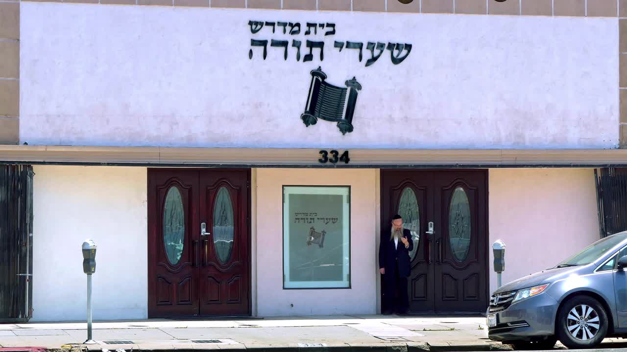 犹太精神领袖拉比在加州洛杉矶犹太教堂附近等待牧师，4K视频下载