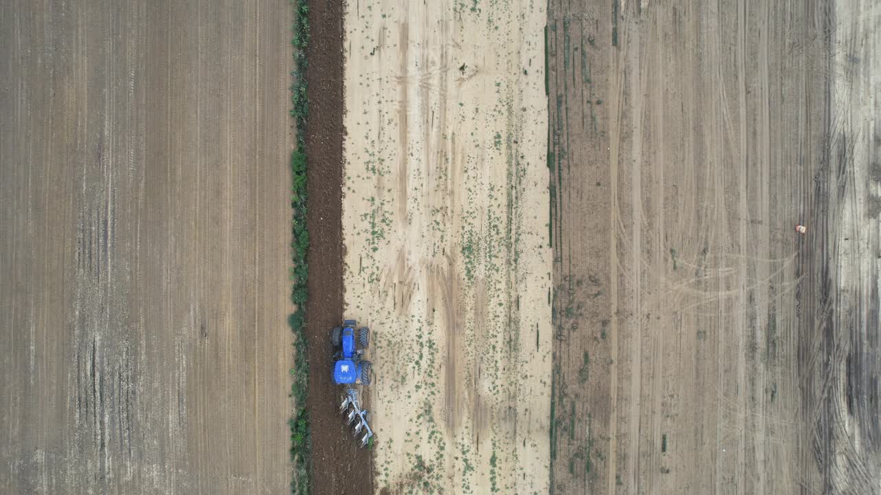 农用拖拉机犁地鸟瞰图视频素材