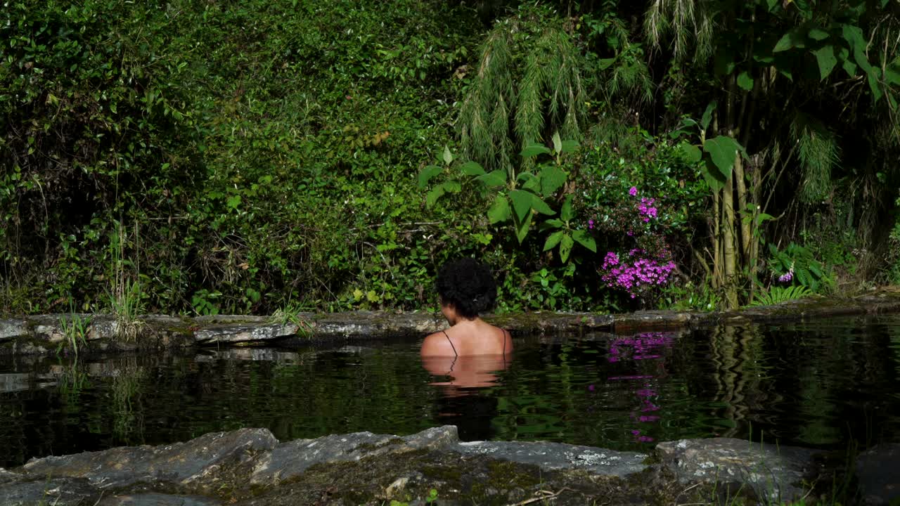 一个拉丁女人在一个天然的湖里享受水视频下载