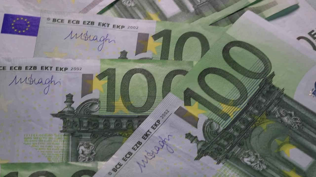 宏观欧元，收涨欧元钞100元。视频素材