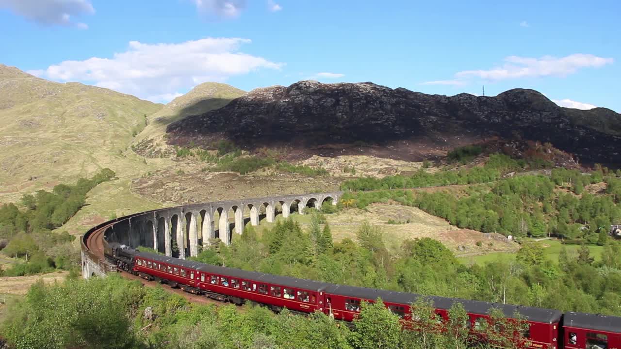 英国苏格兰高地威廉堡附近，詹姆斯二世党人蒸汽火车穿过格伦芬南高架桥的4k镜头视频素材
