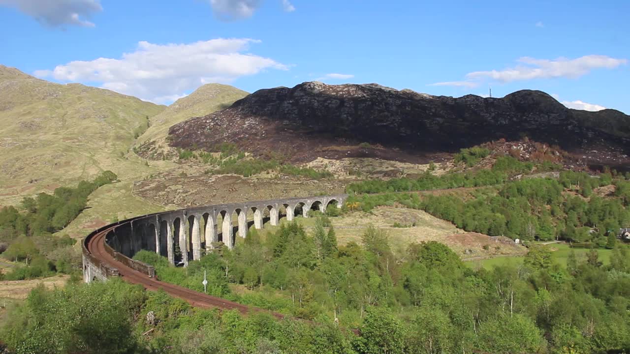 英国苏格兰高地威廉堡附近，詹姆斯二世党人蒸汽火车穿过格伦芬南高架桥的4k镜头视频素材