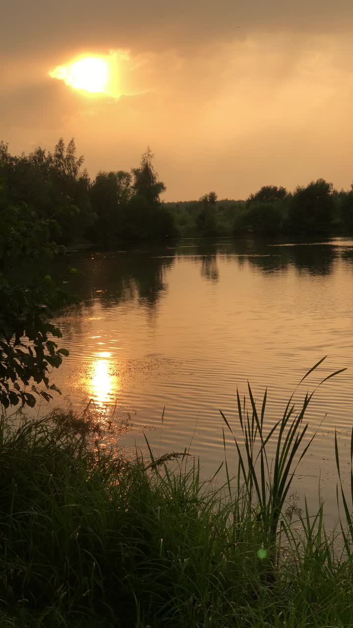 橙色的日落在河与太阳在天空倒映在水面视频素材