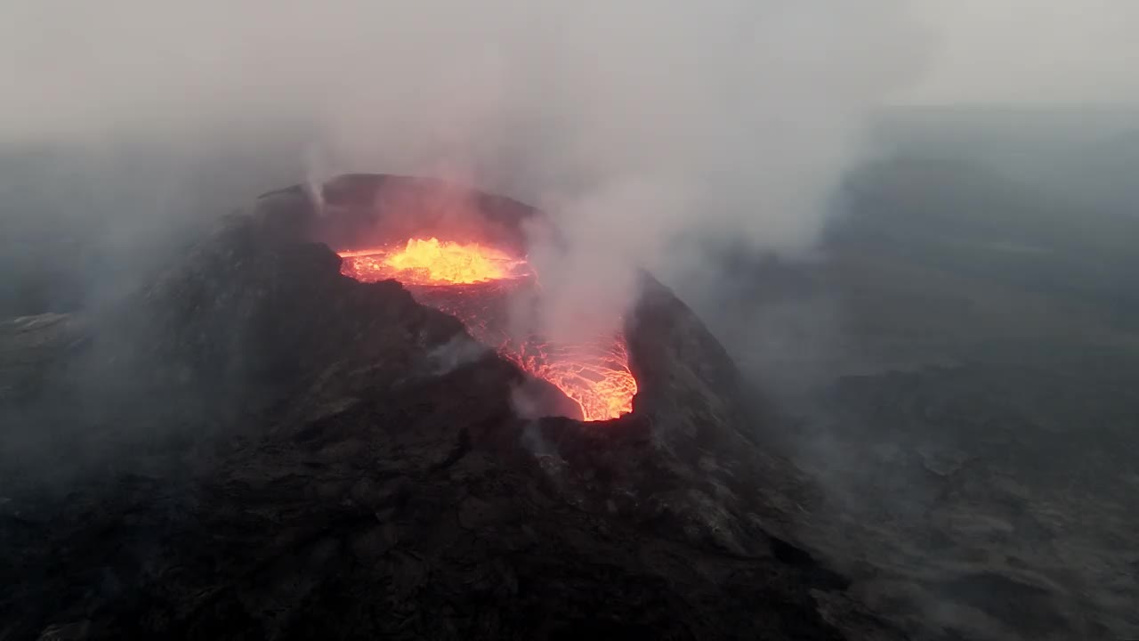 冰岛Fagradalsfjall火山爆发FPV无人机飞越视频视频下载