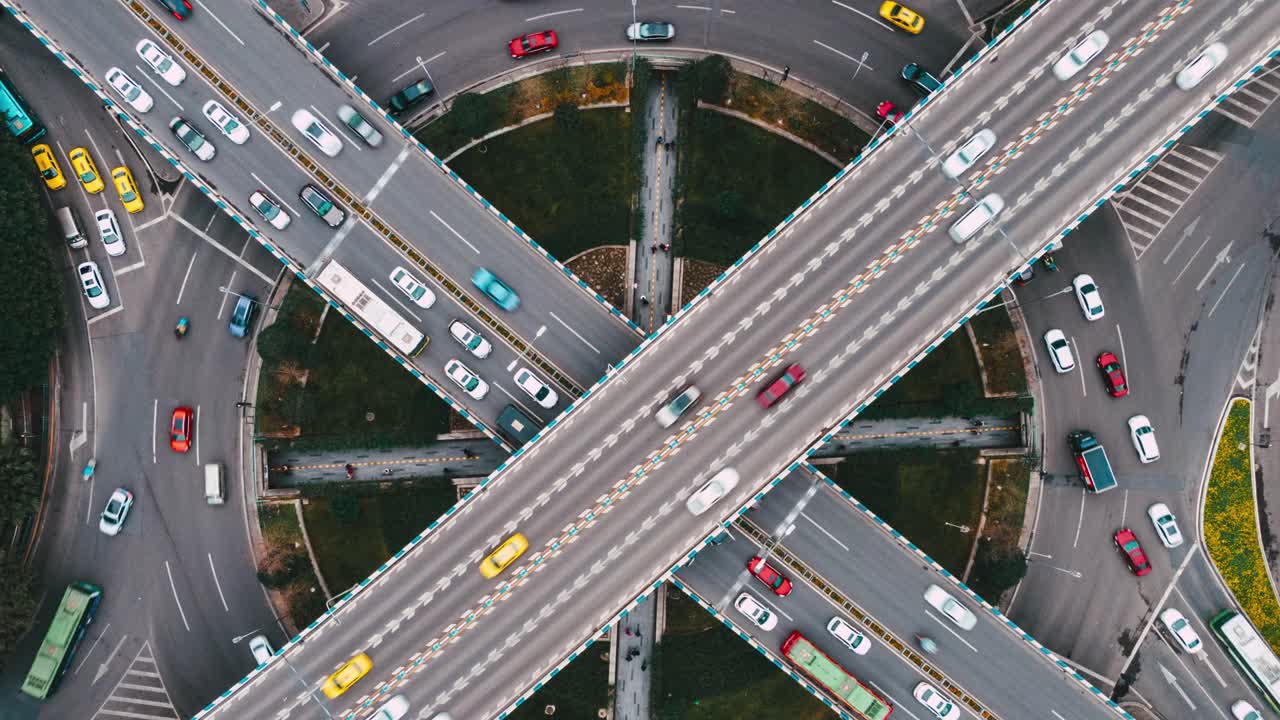 复杂立交桥和繁忙交通的全景鸟瞰图视频下载