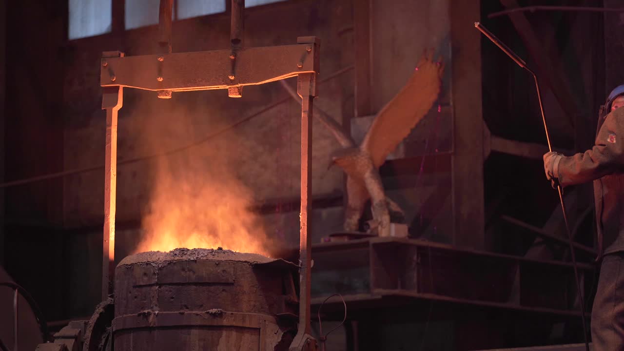 铸造厂铸造前的钢包中有冒烟的热金属液视频素材