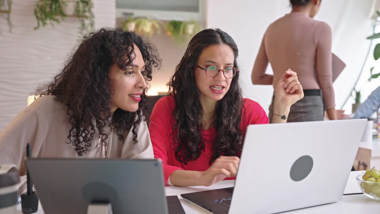 成年西班牙裔女性合作寻找商业解决方案视频素材