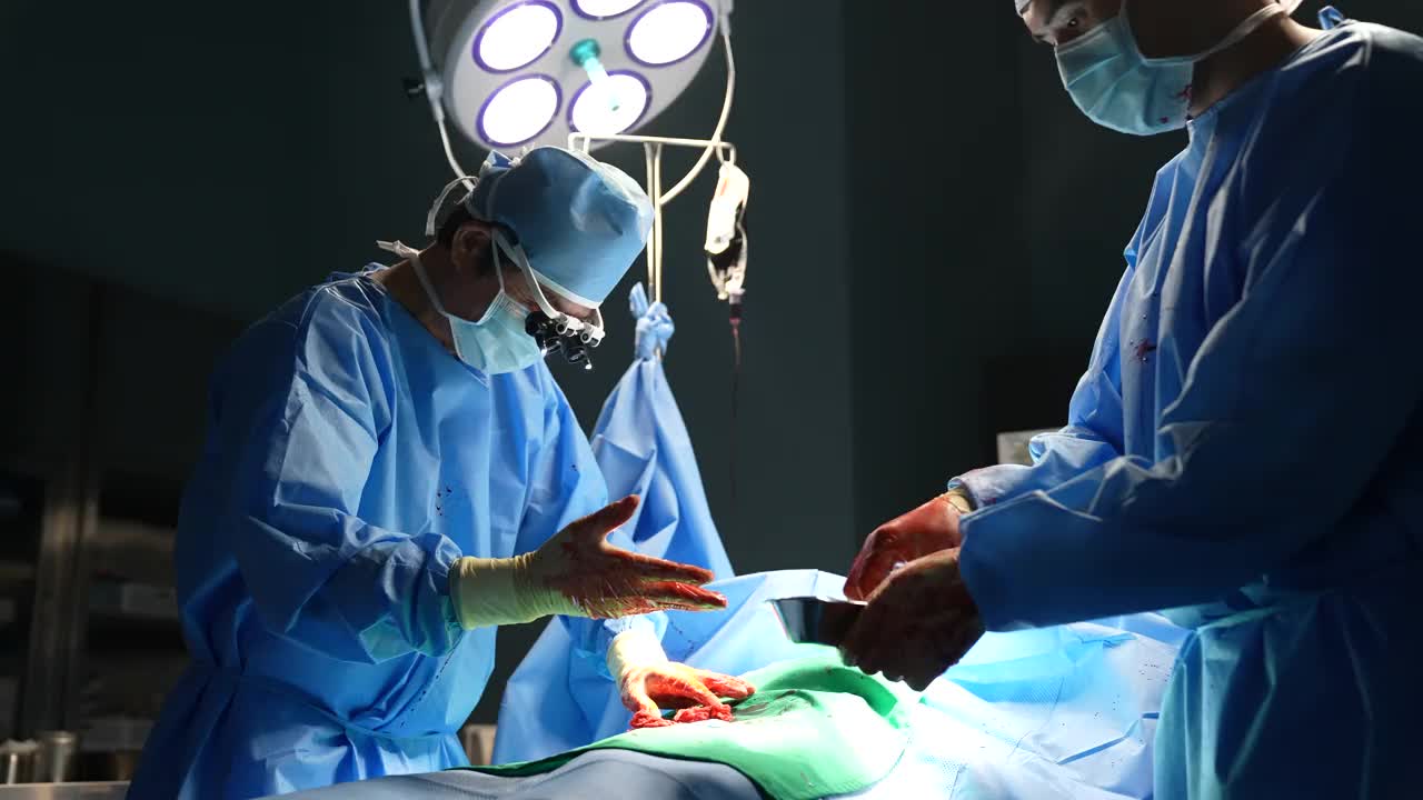 医疗-医生在手术室做手术视频下载