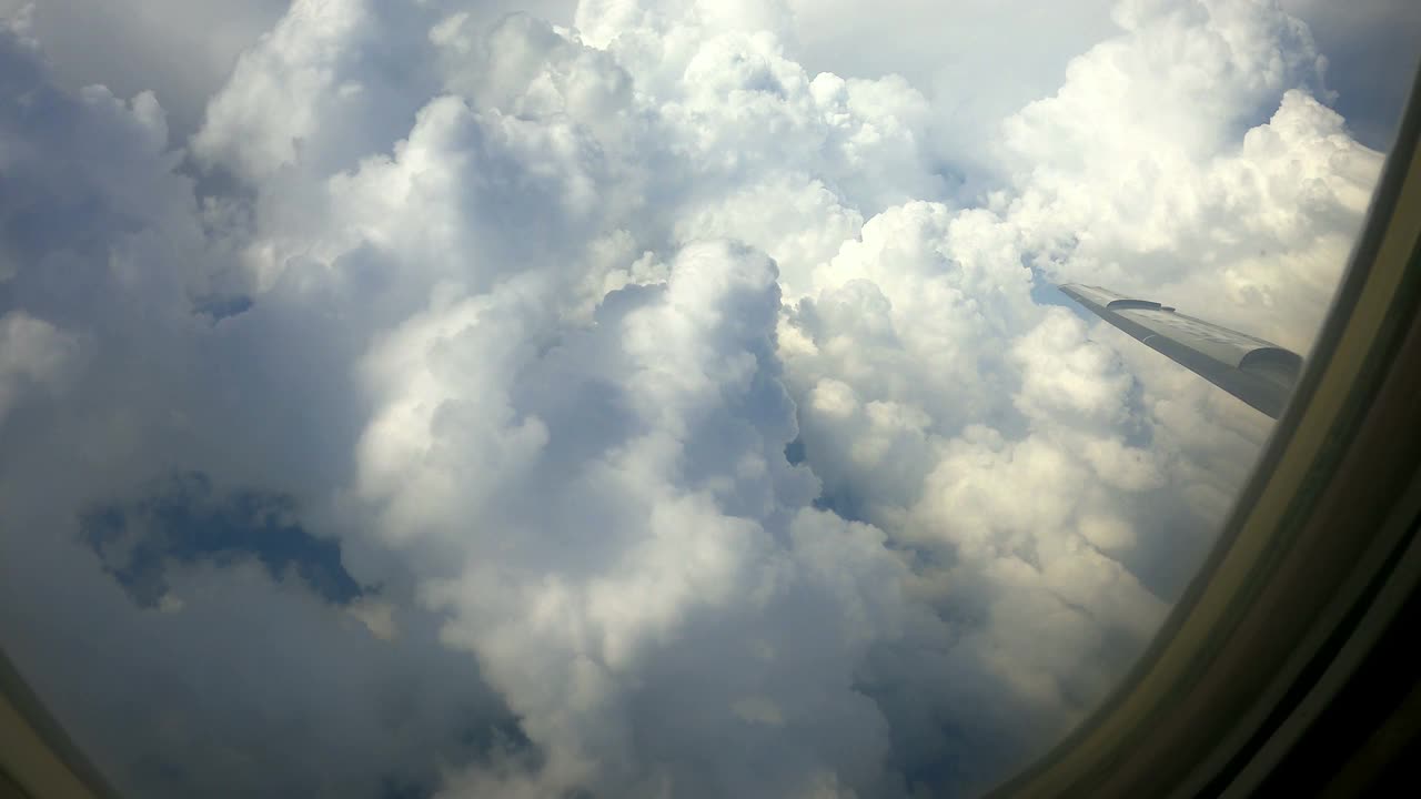 穿越白云的飞行-透过飞机窗口观看视频素材