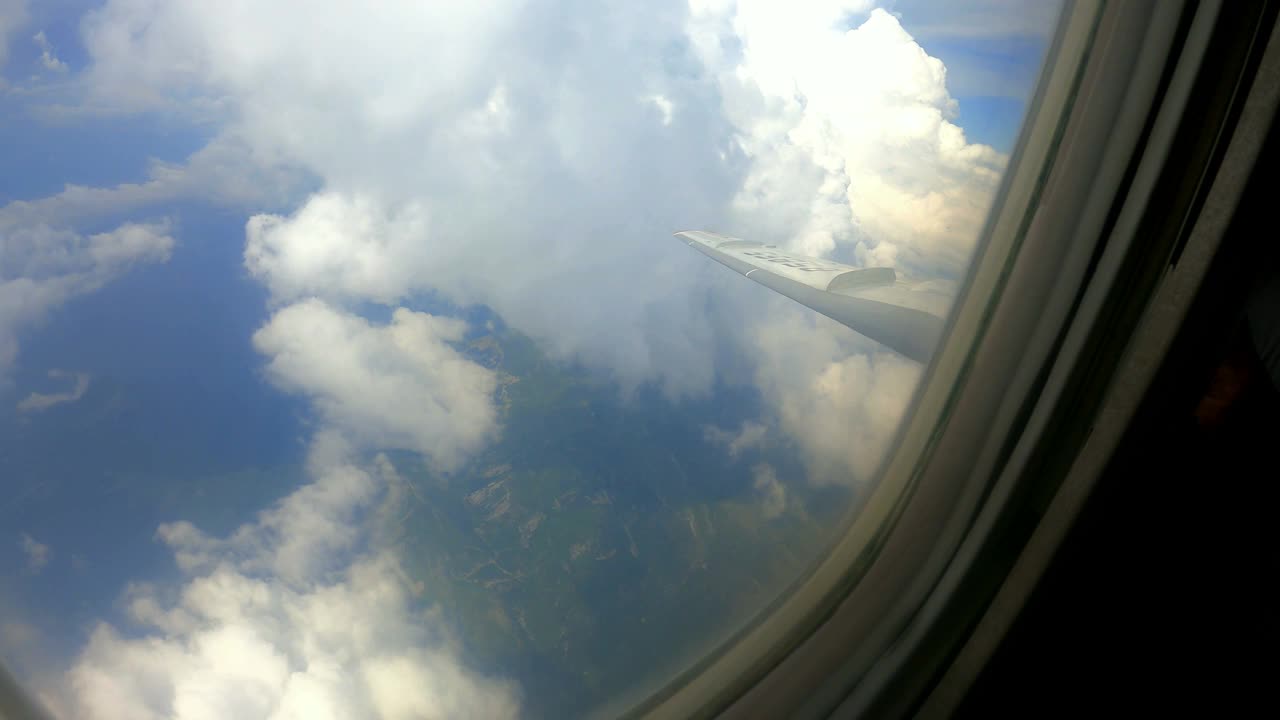 美丽的蓬松的云-透过飞机窗口观看视频素材