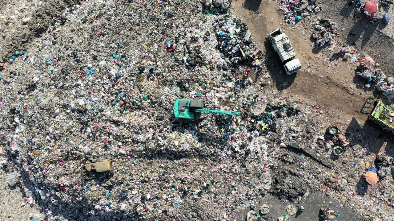 鸟瞰图垃圾山，垃圾堆填城市视频素材