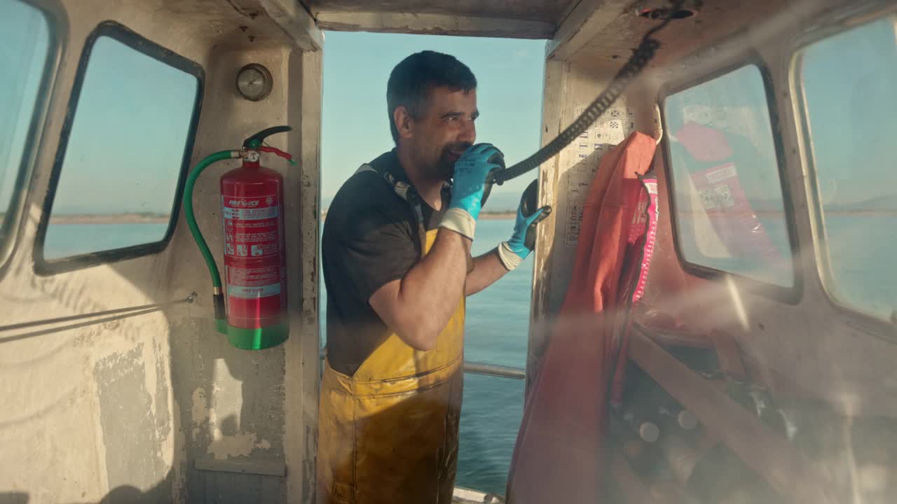 30岁出头的微笑渔民在船上通话视频素材