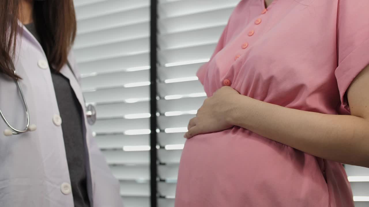 怀孕的医生视频素材