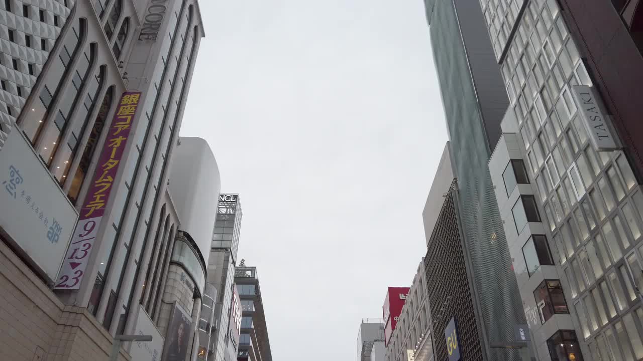 直接在下面。日本东京银座地区。视频素材