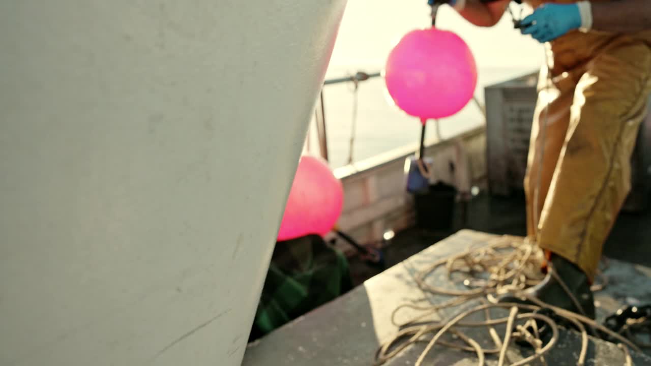 渔民站在船甲板上准备渔网浮标视频下载
