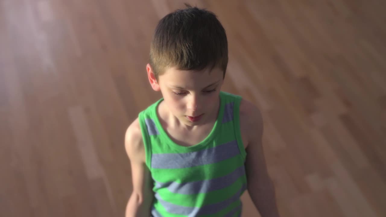 强大活跃的白人小强壮的男孩在室内的家庭运动训练娱乐健身锻炼中举重量哑铃视频素材