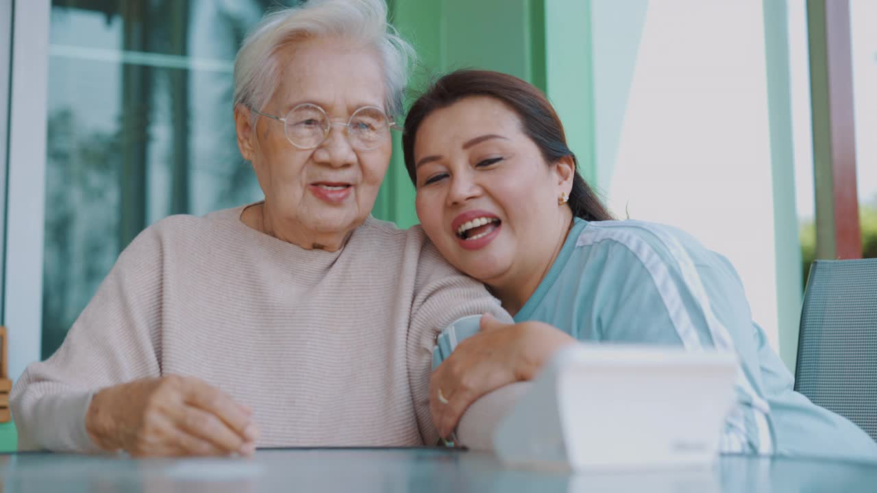 女性在家为一位老年病人检查血压视频素材