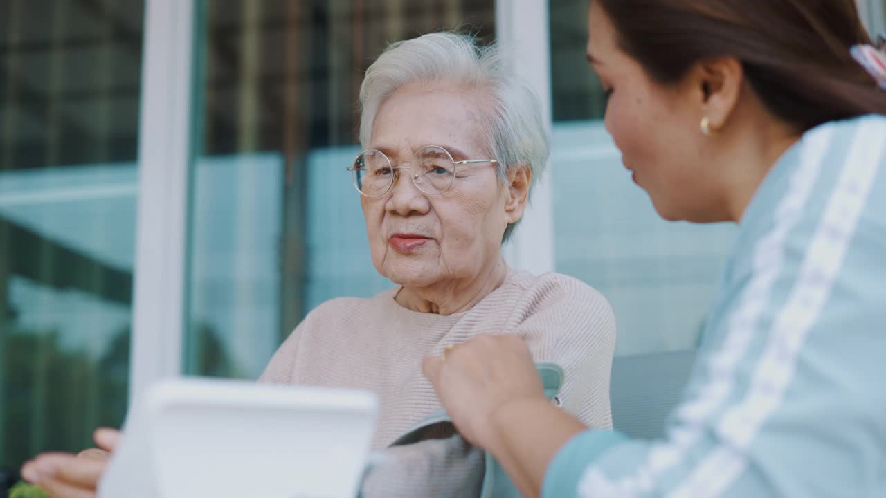 女性在家为一位老年病人检查血压视频下载