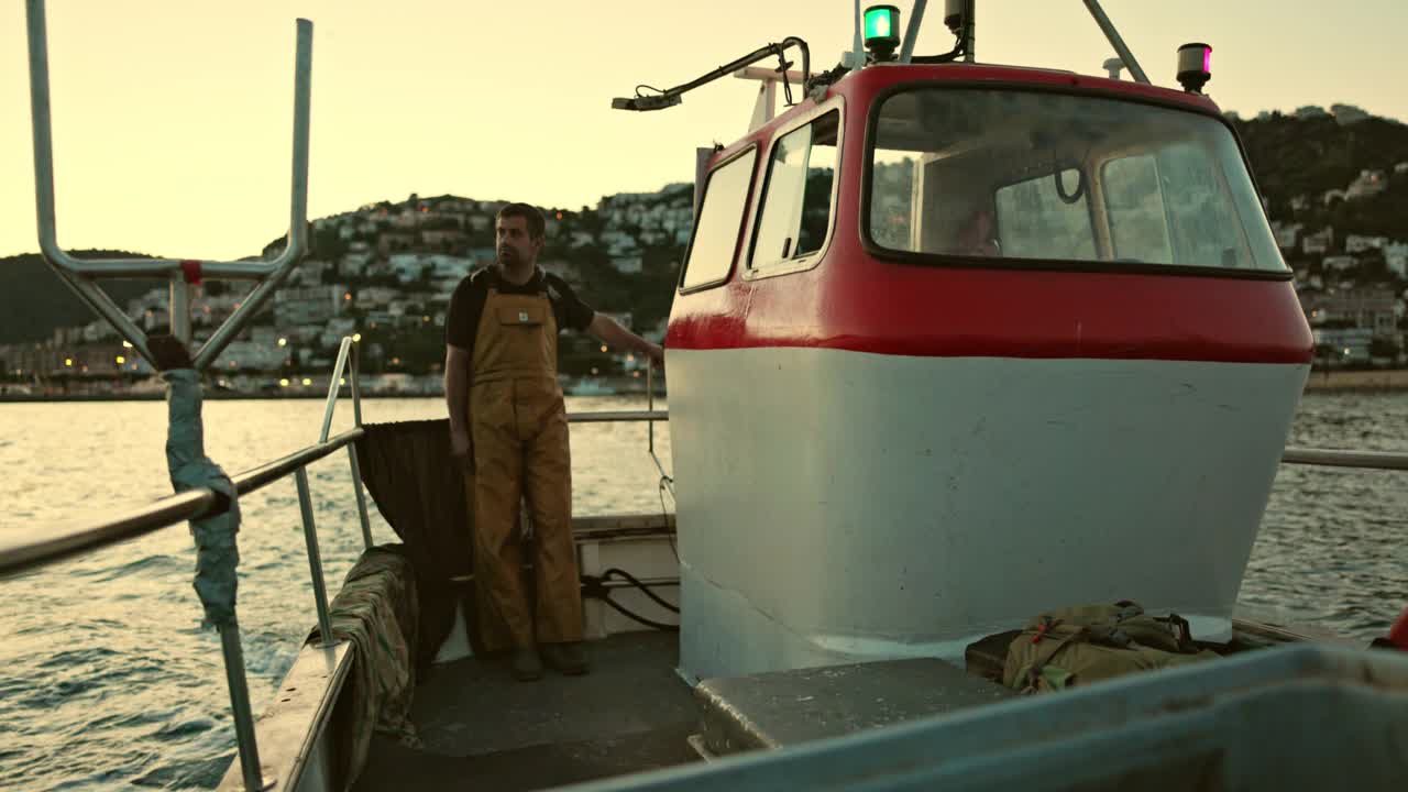 黎明离开港口的独立渔民视频素材