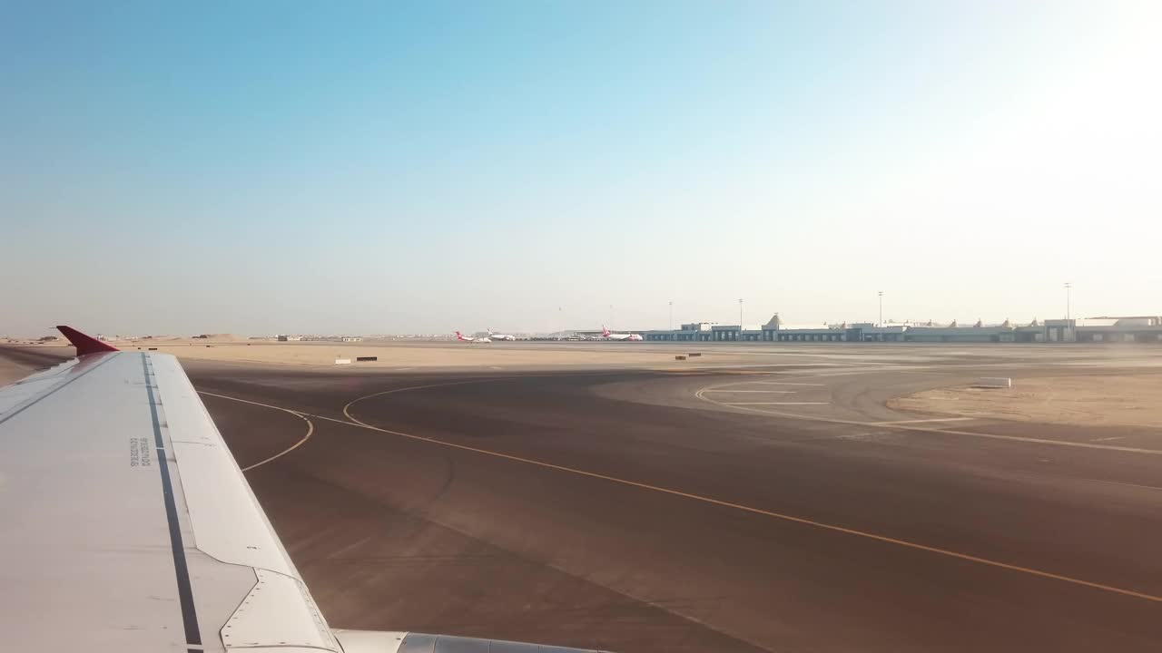 飞机在埃及赫尔加达沙漠机场降落视频素材