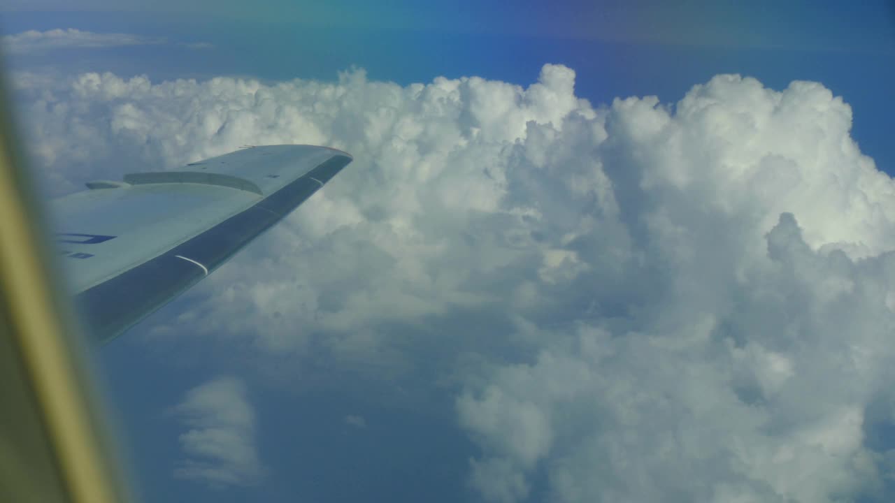 一架飞机的机翼上方的云在窗口视频素材