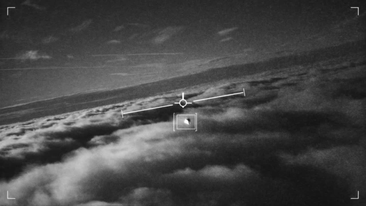 从军用战斗机上看到不明飞行物视频素材