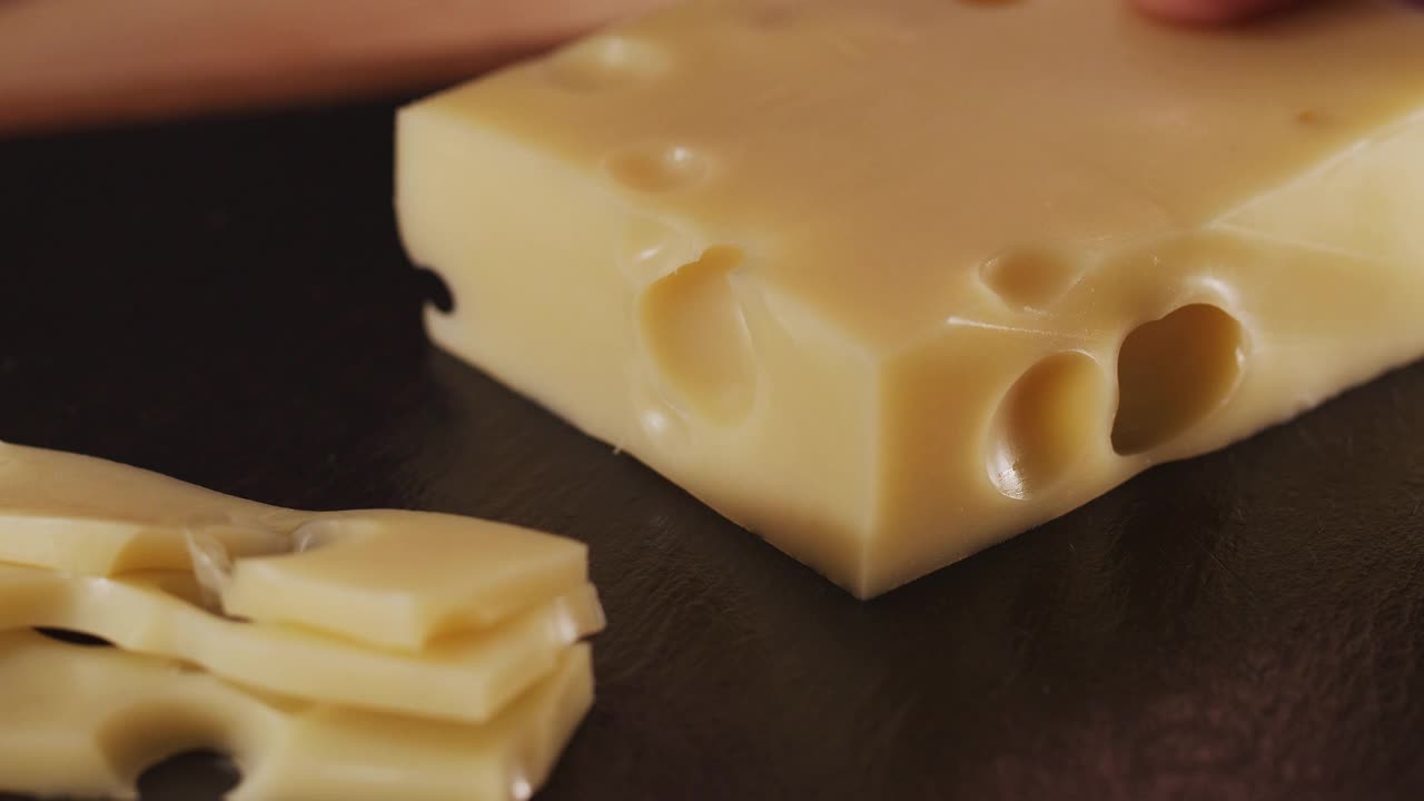 在精英餐厅招待客人的切片奶酪。视频下载