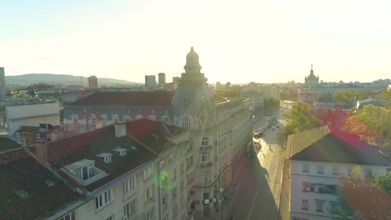 保加利亚索菲亚市区上空的无人机拍摄。美丽的城市时钟指向20:40，慢镜头视频素材