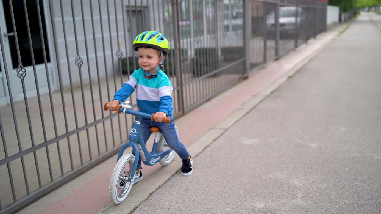 快乐的小男孩一边骑自行车一边大喊大叫视频素材