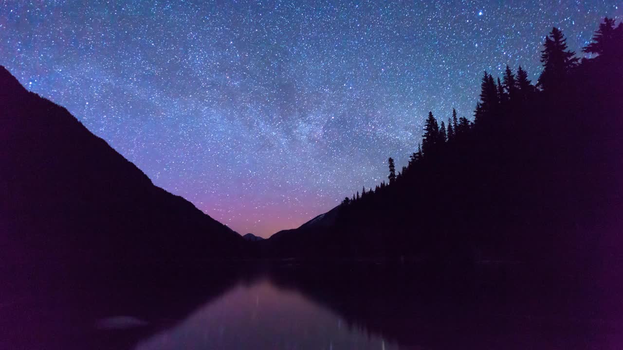 锁定时间的推移，田园诗的风景湖在森林中，牛奶路天空移动在山上-斯阔米什，加拿大视频素材