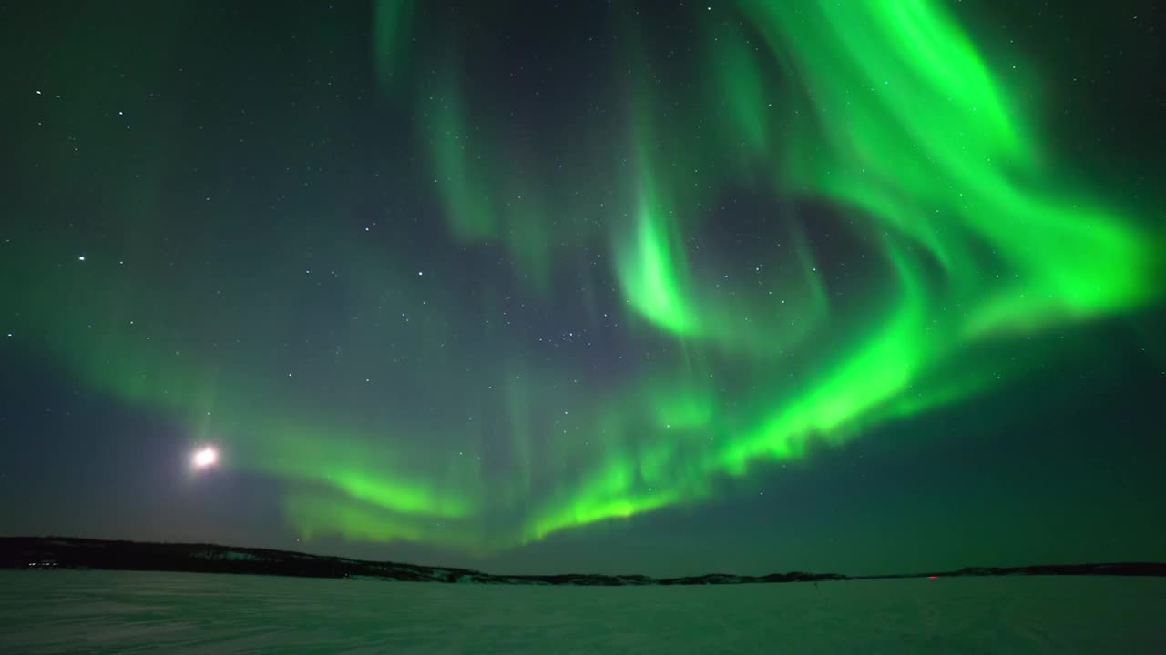 锁定时间推移拍摄的绿色极光在星空上覆盖的景观-温哥华，加拿大视频下载