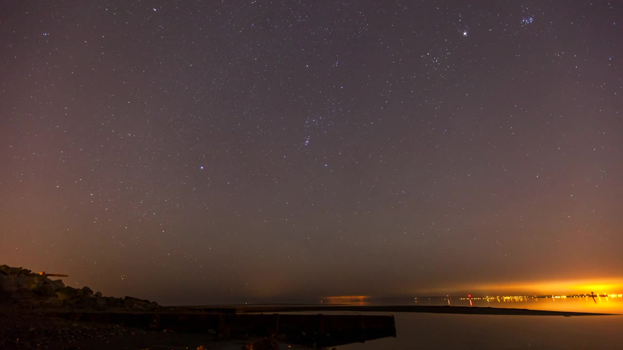 锁定时间流逝风景观察彗星在天空中移动的夜晚-温哥华，加拿大视频素材