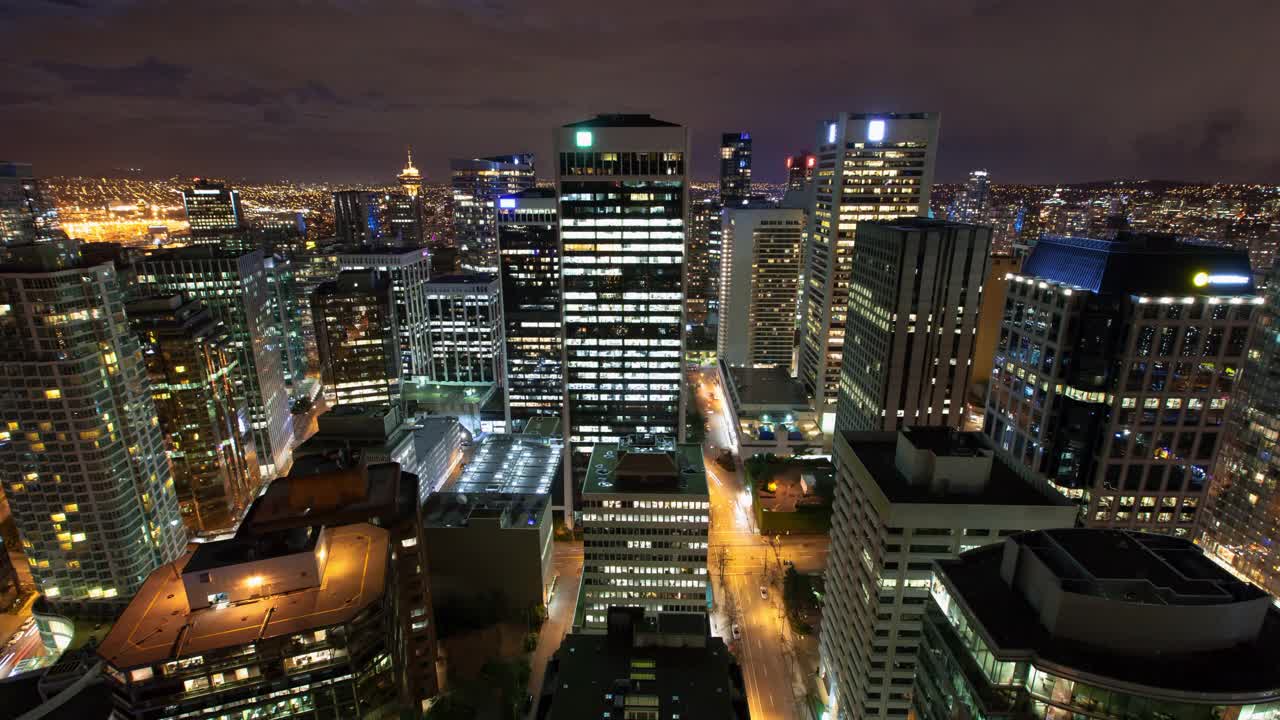 在加拿大温哥华的夜晚，现代照明住宅建筑的延时拍摄视频素材