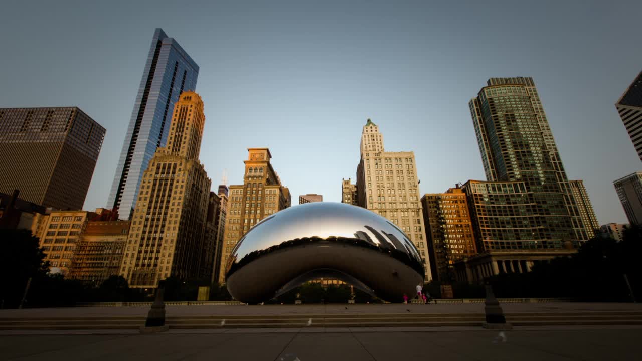 人们在千禧公园探索银云门的时间推移镜头-芝加哥，伊利诺斯州视频下载