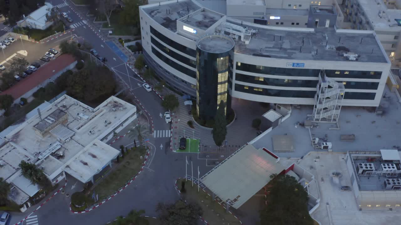 空中拍摄的沙米尔医疗中心在城市的道路-特拉维夫，以色列视频素材