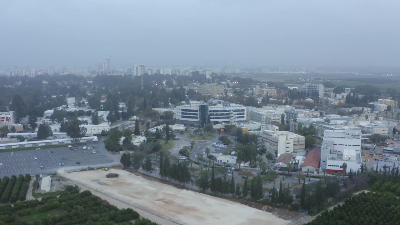空中前进拍摄著名的医疗中心在建筑物中，无人机飞过汽车在城市-特拉维夫，以色列视频素材