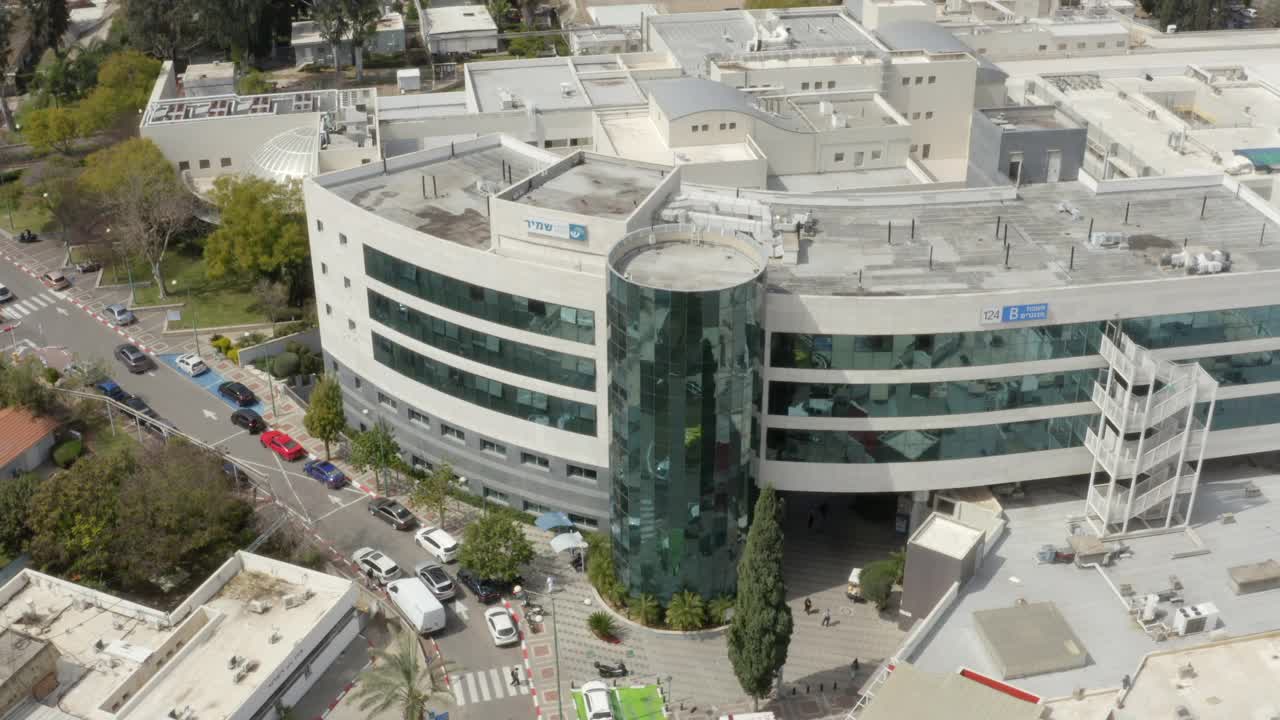 在阳光明媚的日子，人们进出著名医院的空中镜头——以色列特拉维夫视频素材