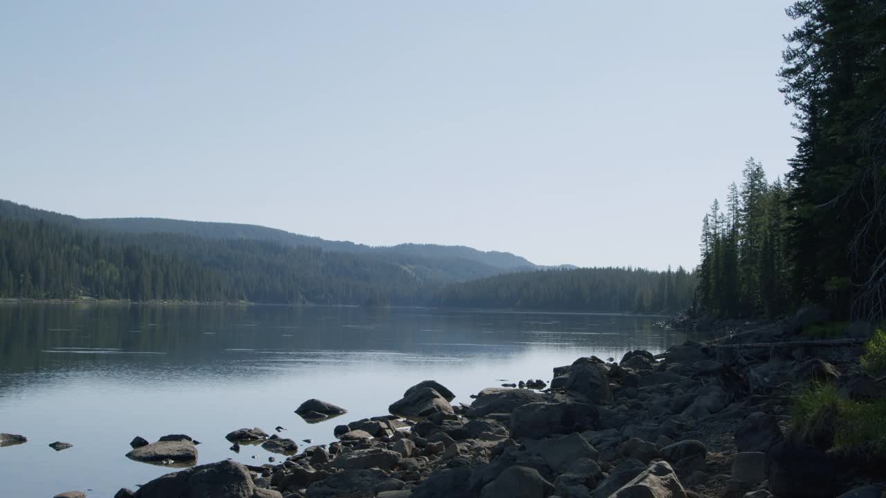 广角，宁静，宁静的背景拍摄一个平静的水湖在夏天视频素材