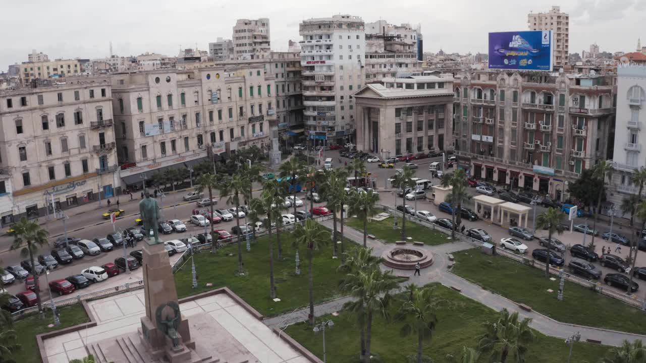 一架无人机在埃及亚历山大港市中心街道上空拍摄视频素材