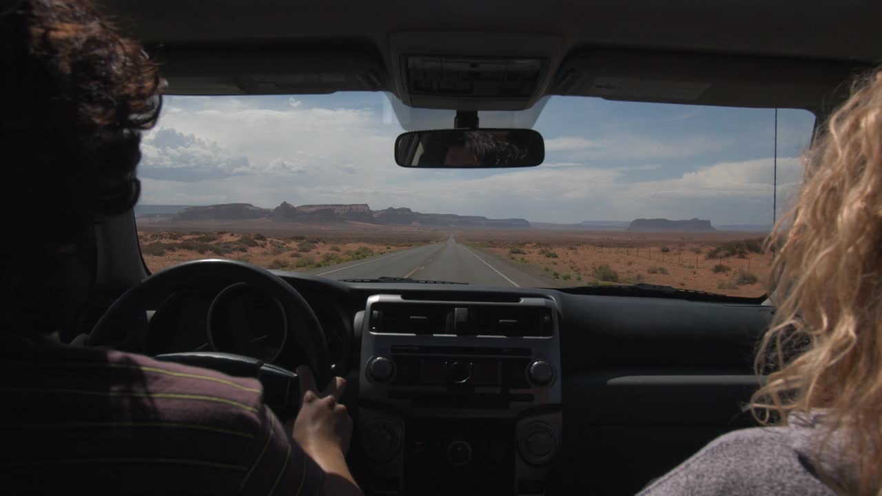 两个人开车穿过沙漠视频下载